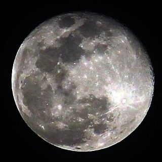 La NASA descubre existencia de hielo en polos de la Luna