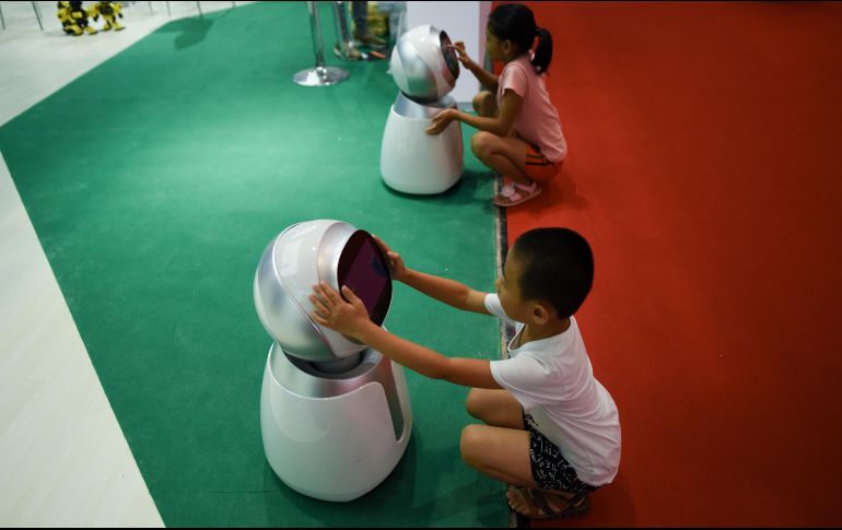El uso de robots se debe a las dificultades para conseguir profesores de inglés competentes y la falta de presupuesto para reclutar asistentes dedicados a esa materia en el país asiático. AFP / ARCHIVO