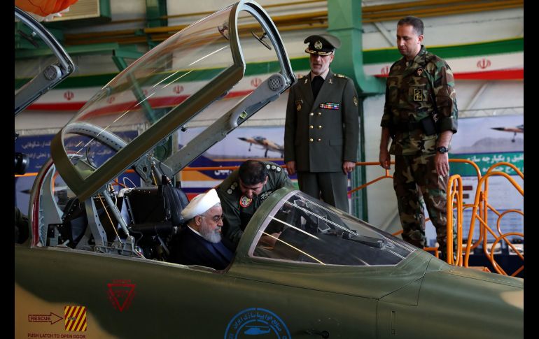 El presidente iraní, Hasán Rohaní, se ve a bordo de la cabina de un Kowsar durante la ceremonia de presentación. Rohani insistió que su país aspira a una 