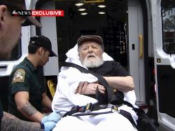 Jakiw Palij es llevado en camilla desde su casa en Nueva York para ser trasladado a Alemania. AP /