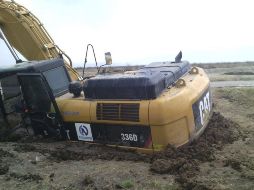 Una de las imágenes del fotógrafo Santiago Arau qué más llamó la atención es la que muestra una máquina excavadora hundida entre fango. TWITTER / @Santiago_Arau