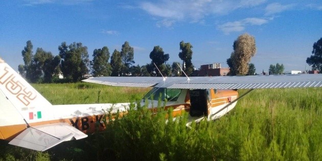 Avioneta aterriza de emergencia en terreno bald&iacute;o de Cholula, Puebla