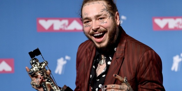 Avioneta donde viajaba Post Malone aterriza de emergencia