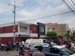 Elementos de la Policía de Guadalajara acordonaron el perímetro a la espera de personal de la Fiscalía y del Servicio Médico Forense.  EL INFORMADOR/