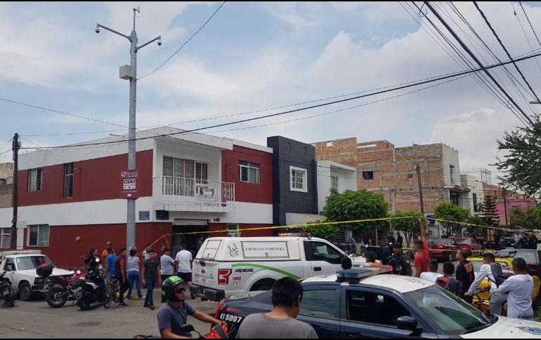 Elementos de la Policía de Guadalajara acordonaron el perímetro a la espera de personal de la Fiscalía y del Servicio Médico Forense.  EL INFORMADOR/