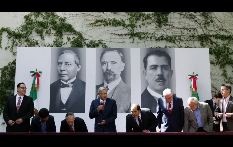 La casa de transición del Presidente electo de México, Andrés Manuel López Obrador (c), estrenó hoy un área para las ruedas de prensa en el inmueble en Ciudad de México.