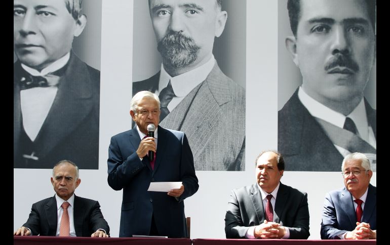 Al dar conocer este martes a quienes serán sus colaboradores más cercanos en la oficina presidencial, López Obrador tenía a sus espaldas las figuras de tres ex mandatarios mexicanos: Benito Juárez, Francisco I. Madero y Lázaro Cárdenas.