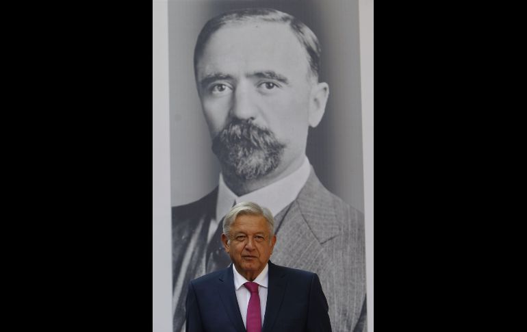 Previamente, los anuncios del mandatario electo se daban en las escaleras de la casa de transición.