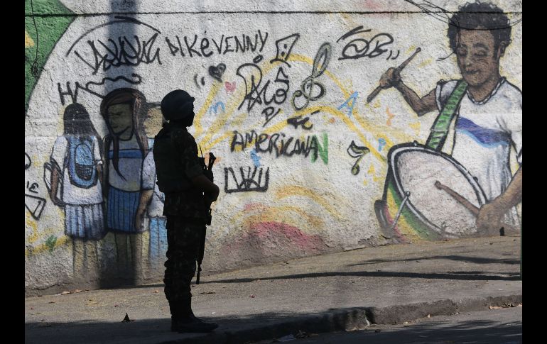 Soldados patrullan calles en el Complexo do Alemao en Río de Janeiro, Brasil. Más de cuatro mil efectivos del Ejército brasileño y de la Policía mantuvieron hoy, por segundo día consecutivo, un megaoperativo en tres complejos de favelas de la zona norte de Río. EFE/ A. Lacerda