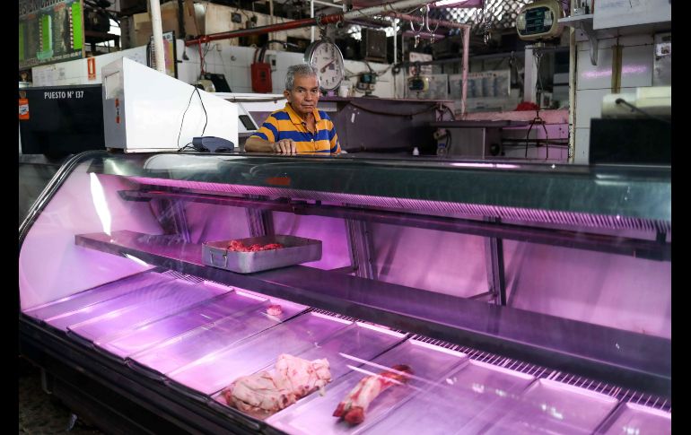Un carnicero observa detrás de un mostrador casi vacio durante el primer día laboral tras la reconversión monetaria en el centro de Caracas, Venezuela. EFE/C. Hernández