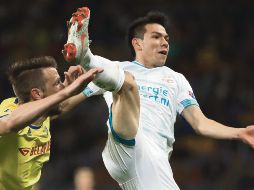 Hirving Lozano (derecha), del PSV Eindhoven, en acción junto a Nemanja Milunovic, del BATE Borisov. EFE