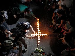 Unas 40 personas, entre familiares y amigos, realizaron un velatorio silencioso por Elizabeth y Tadeo. Una de las consignas rezaba: “Cuando las palabras ya no bastan el silencio queda como acto”. EL INFORMADOR/A. Camacho