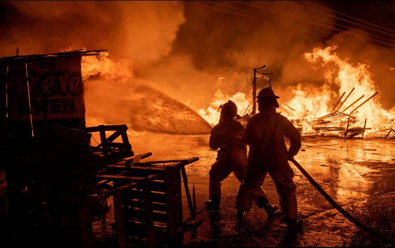 Aún escasos de equipo de trabajo, los bomberos hacen su trabajo con arrojo y osadía, pues saben que la vida de otras personas depende de ellos. EFE / ARCHIVO