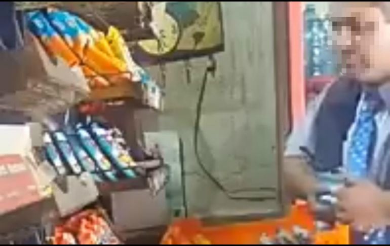 El video que desató la polémica es el que exhibe a un empleado de Marinela cuando sustrae productos en una tienda que es atendida por una persona de la tercera edad. TWITTER / @TlalpanVecinos
