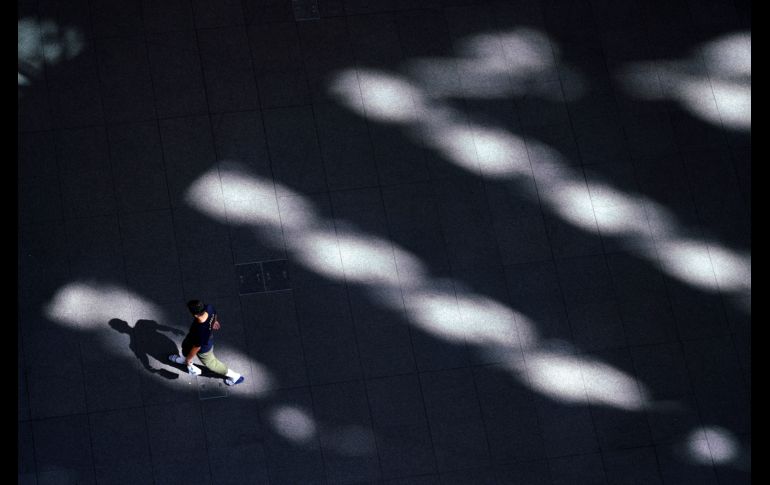 Un hombre camina dentro de un edificio en Tokio, Japón, donde se registran temperaturas de hasta 35 grados centígrados. AP/E. Hoshiko