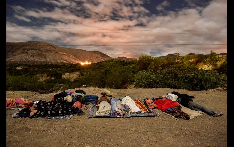 Venezolanos que se dirigen a Perú duermen en la carretera panamericana entre Tulcan e Ibarra, en Ecuador. AFP/L. Robayo