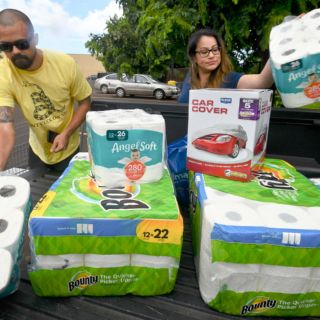 Hawaianos abarrotan tiendas ante la llegada del huracán ''Lane''