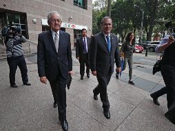 Espriú (izq) y el presidente del CCE, Juan Pablo Castañón (der), luego de reunirse para hablar sobre puntos primordiales para el NAICM. SUN / A. Leyva