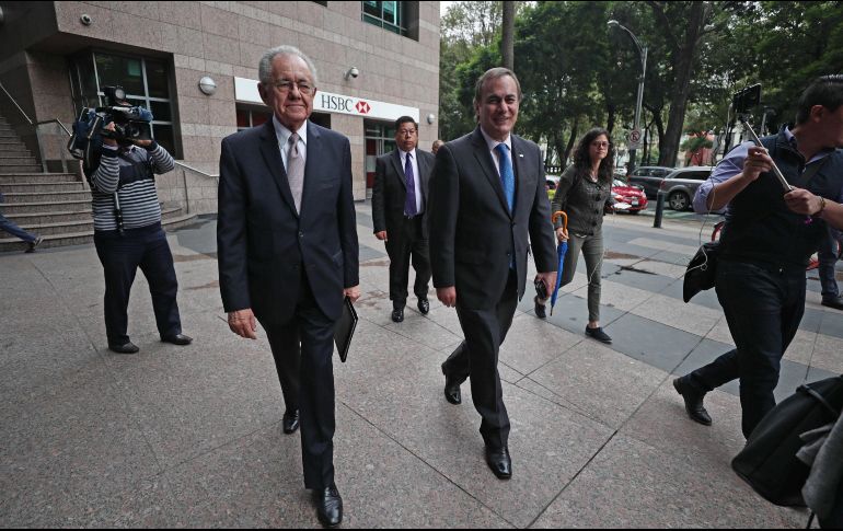 Espriú (izq) y el presidente del CCE, Juan Pablo Castañón (der), luego de reunirse para hablar sobre puntos primordiales para el NAICM. SUN / A. Leyva