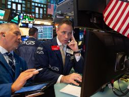 Operadores trabajan en el piso en la campaña de apertura del Dow Industrial Average, en la Bolsa de Nueva York. AFP/R. Smith
