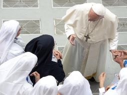 El Papa Francisco saluda a un grupo de monjas tras su audiencia semanal en la Sala Nervi, en el Vaticano. EFE/C. Peri