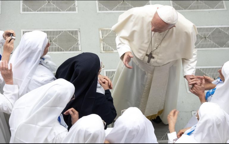 El Papa Francisco saluda a un grupo de monjas tras su audiencia semanal en la Sala Nervi, en el Vaticano. EFE/C. Peri
