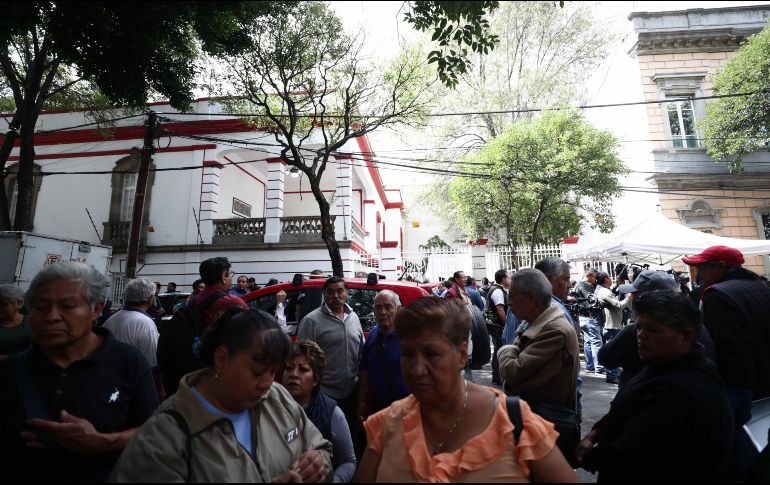 López Obrador arribó a su casa de transición en su sedán blanco, mientras los manifestantes comenzaron a gritar consignas para que fueran escuchadas por el presidente electo. SUN/ A. Leyva