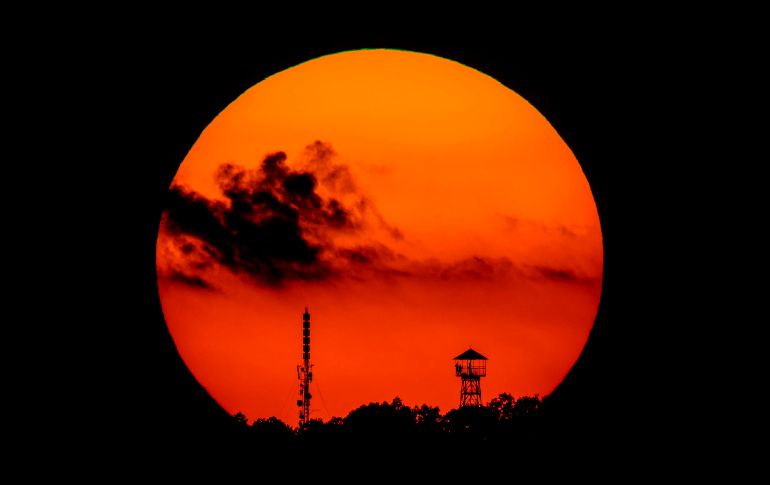 El Sol se pone tras una torre de telecomunicaciones en Salgotarjan, Hungría. AP/MTI/P. Komka