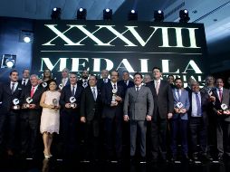 El gobernador Aristóteles Sandoval entregó un reconocimiento a 20 industriales distinguidos en su ramo. TWITTER / @AristotelesSD