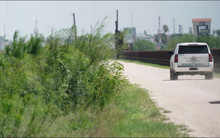 Los inmigrantes fueron trasladados con las autoridades correspondientes para su deportación. AP/ARCHIVO