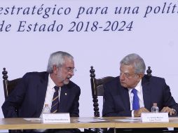 Enrique Graue (i), rector de la UNAM, conversa con Andrés Manuel López Obrador (d) durante la entrega de un documento sobre política pública en técnica e innovación de la UNAM. EFE/S. Gutiérrez