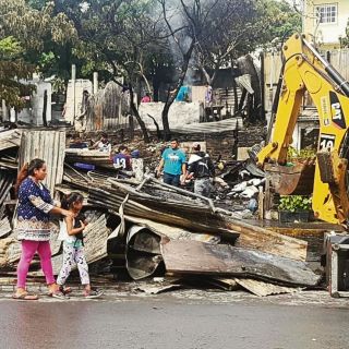 Incendio deja tres casas derruidas