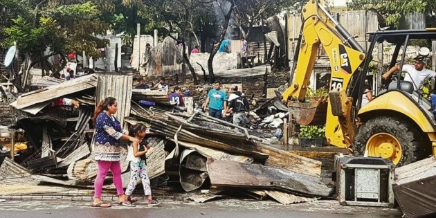 Incendio deja tres casas derruidas