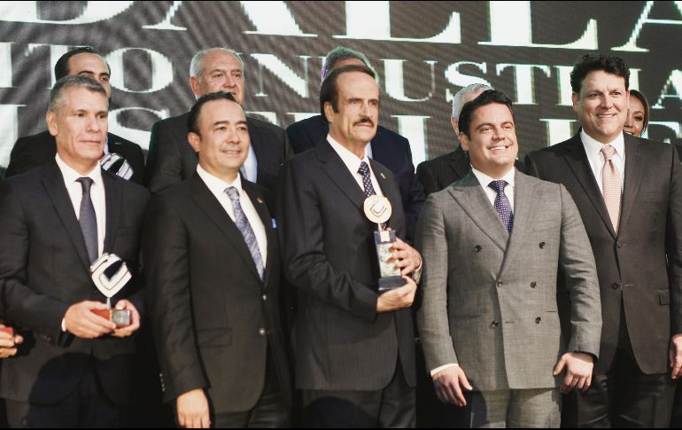 El Consejo de Cámaras Industriales de Jalisco y el gobernador Aristóteles Sandoval entregaron los reconocimientos. EL INFORMADOR / A. Camacho.