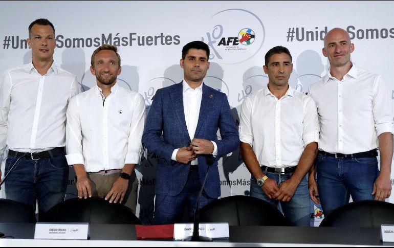 El presidente de la AFE, David Aganzo (centro), convocó a rueda de prensa por la decisión “unilateral” de la Liga. EFE/K. Huesca