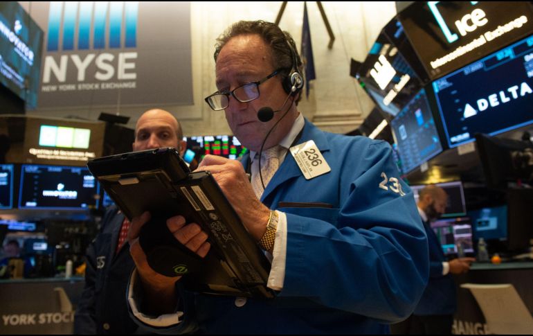 El NYSE Composite cede 32.57 puntos, colocándose en 12 mil 957.94 unidades. AFP / B. Smith