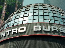 En el mercado accionario local se opera con un volumen de cinco mil 022 millones de títulos, por un importe económico de 161.9 millones de pesos. NTX / ARCHIVO