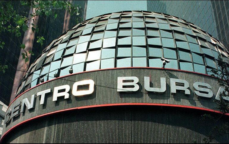 En el mercado accionario local se opera con un volumen de cinco mil 022 millones de títulos, por un importe económico de 161.9 millones de pesos. NTX / ARCHIVO