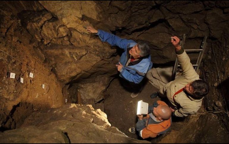 Los científicos involucrados encontraron el hueso en la Cueva de rusa Disnova en el 2012 y llevado después al Instituto Max Planck en Leipzing, Alemania. ESPECIAL / eva.mpg.de