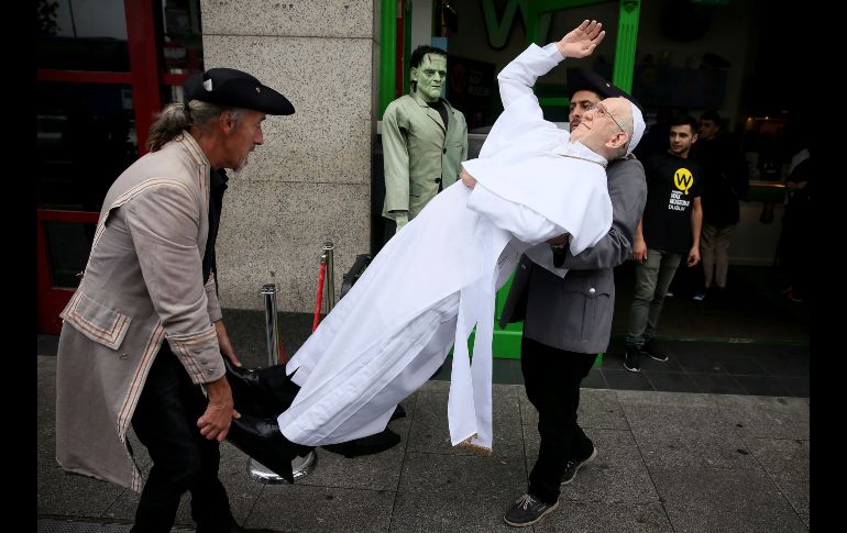 Una figura de cera del Papa Francisco recién desvelada es trasladada al Museo nacional de cera en Dublín, previo a la visita del pontífice a Irlanda. AP/PA/B. Lawless