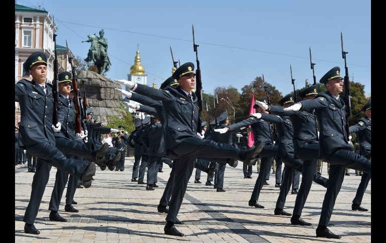 Integrantes del Servicio de Guardia fronteriza realizan rutinas en Kiev, Ucrania, por el Día Nacional de la Bandera. AFP/G. Savilov