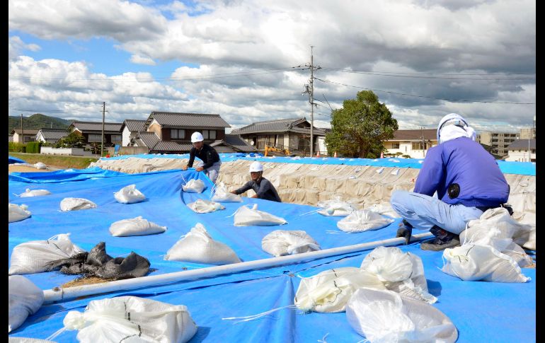 Trabajadores colocan sacos de arena en preparación para la llegada del tifón a Kurashiki, en el oeste del país. AP/Kyodo News/Y. Ogata