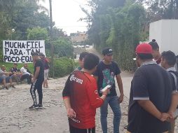 Los aficionados llevaban consigo media docena de blaquillos, haciendo referencia a lo que, a su juicio, le hace falta al Atlas. EL INFORMADOR/G. Gallo