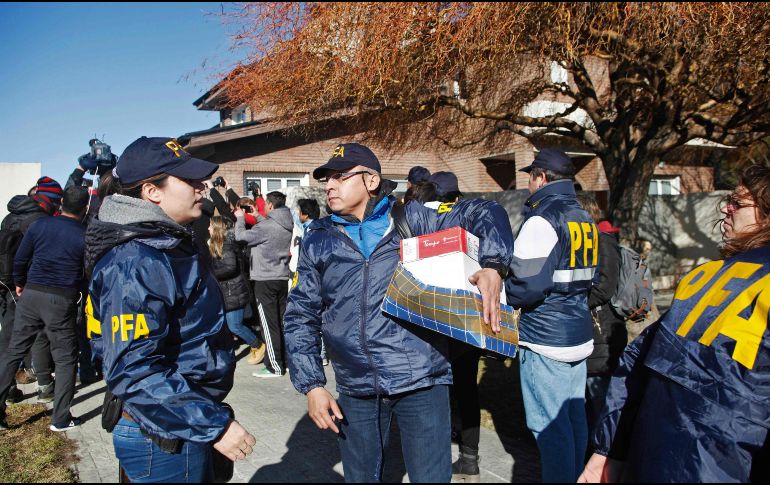 Policías buscan en las residencias de Fernández evidencias de sobornos multimillonarios pagados por empresarios a cambio de contratos. AFP / W. Díaz