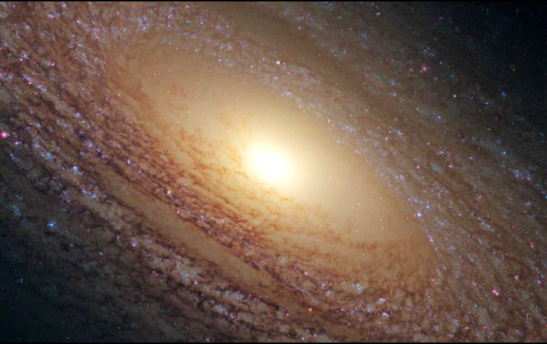 En la fotografía, el telescopio tomó estrellas compactas que se extienden desde el centro más interno de la galaxia, visto a la izquierda. SUN/ARCHIVO