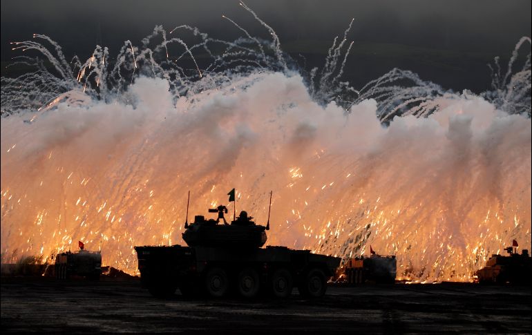 Tanques militares y vehículos armados de las Fuerzas de Autodefensa niponas disparan bengalas para crear una pantalla de humo durante unas maniobras militares en los campos de entrenamiento de Higashi Fuji, en Gotemba, Japón. EFE/ F. Robichon
