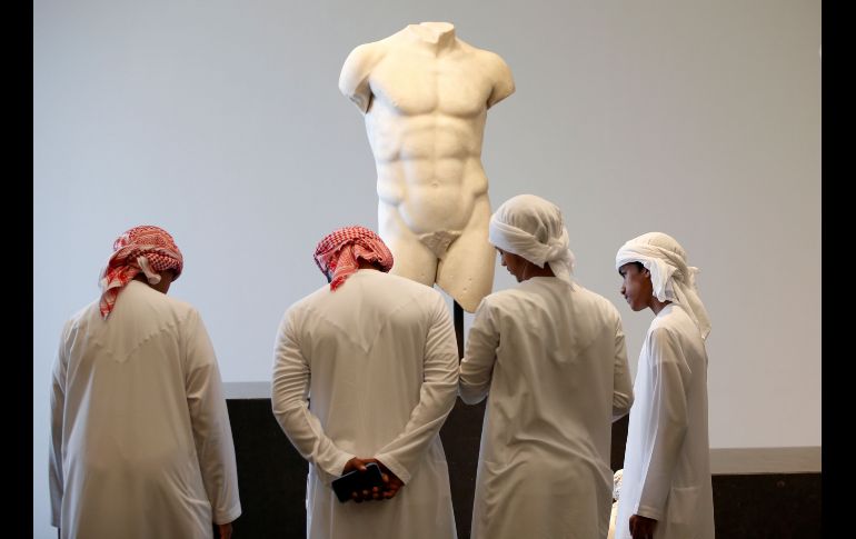 Personas de diferentes nacionalidades y religiones visitan el museo Louvre Abu Dhabi en la Isla de Saadiyat, Emiratos Árabes Unidos. EFE/A. Haider