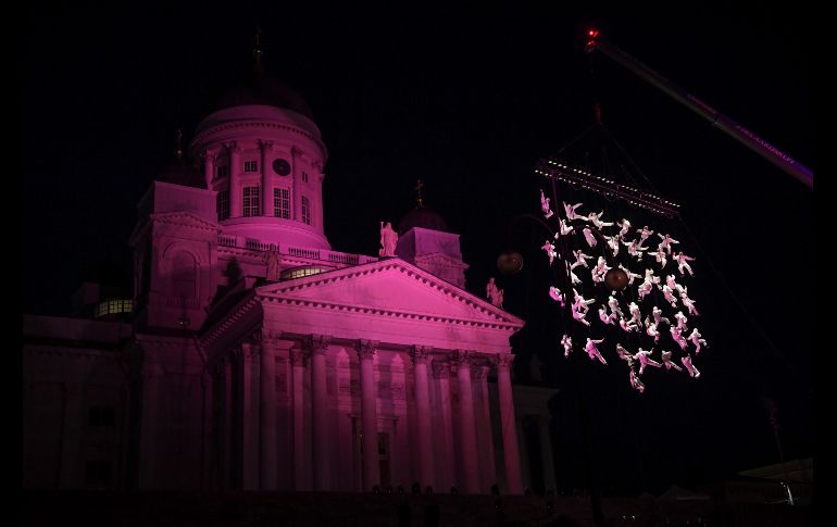 El colectivo español La Fura dels Baus realiza una red humana durante la Noche de las Artes, frente a la catedral de Helsinki, Finlandia. EFE/K. Brandt