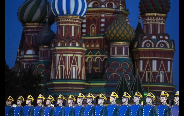 Miembros de la Guardia de Honor del regimiento presidencial ruso ensayan para un festival musical militar en la plaza Roja de Moscú, con la catedral de San Basilio de fondo. AP/P. Golovkin