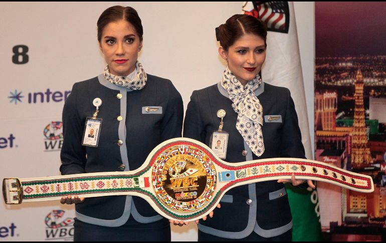 Dos azafatas muestran el cinturón que reconocerá al ganador de la pelea. EFE/M. Guzmán